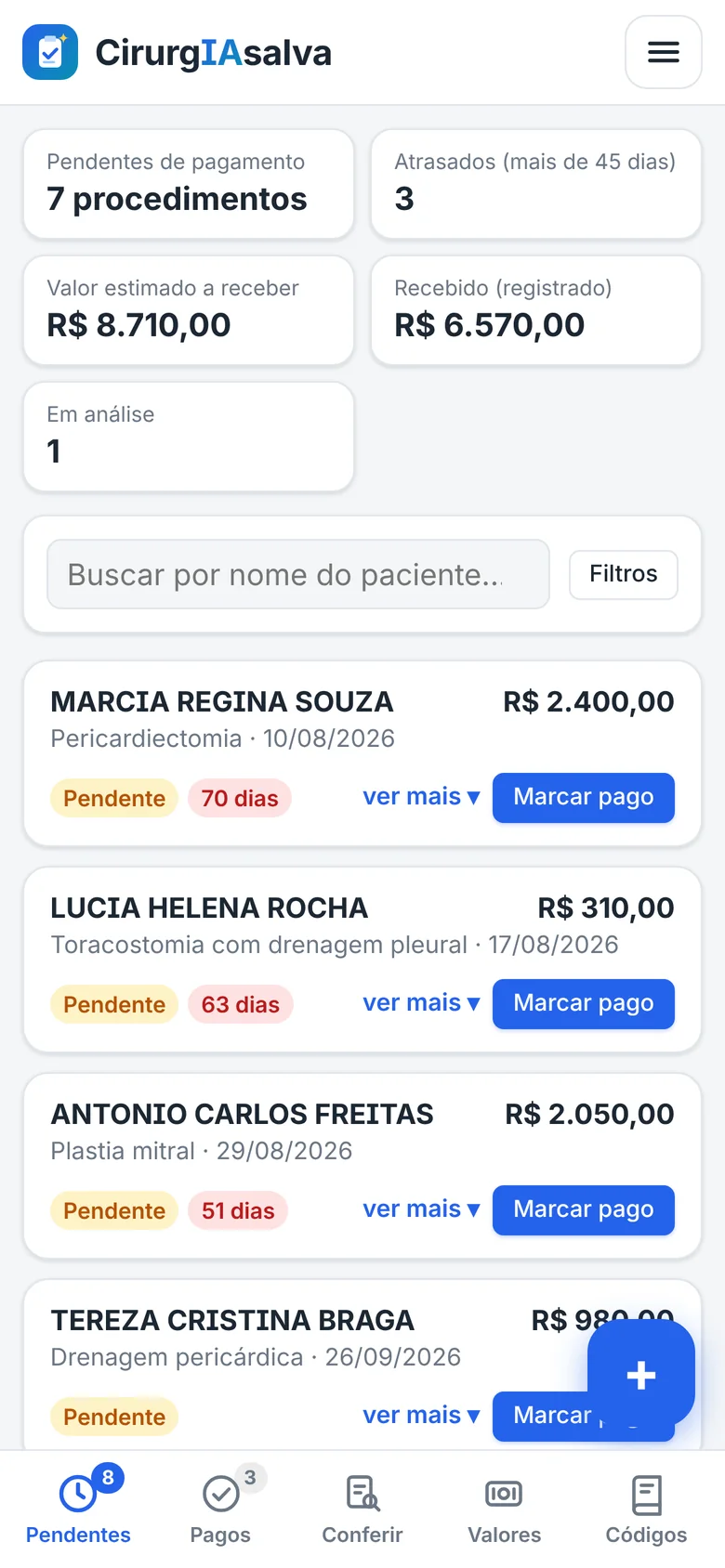 CirurgIAsalva no celular: cartões com os procedimentos, abas embaixo e botão + para registrar (dados fictícios)